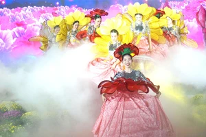 Tiết mục tại chương trình thực cảnh “Trăm năm hương sắc làng hoa”.