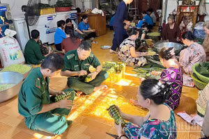 Phụ nữ xã Thường Phước và lực lượng Bộ đội Biên phòng gói bánh tét tặng các hộ gia đình chính sách nhân dịp 27/7.