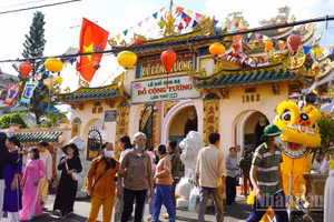 Người dân viếng Đền thờ ông, bà Đỗ Công Tường lần thứ 206. (Ảnh: HỮU NGHĨA)