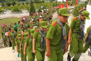 Chiến sĩ tham gia viếng, thắp hương và dâng hoa tại Nghĩa trang liệt sĩ tỉnh Đồng Tháp.