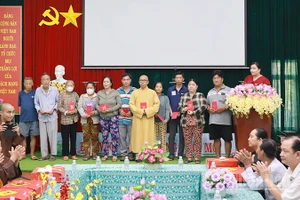 Trao quà Tết tặng bệnh nhân điều trị bệnh tại Bệnh viện đa khoa khu vực Tháp Mười.