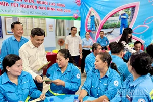 Phó Bí thư Thường trực Tỉnh ủy, Chủ tịch Ủy ban Mặt trận Tổ quốc Việt Nam tỉnh Đồng Tháp Phan Văn Thắng tặng quà người lao động Công ty cổ phần Cấp nước và môi trường đô thị Đồng Tháp.