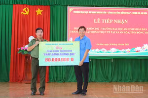 Trường đại học An ninh nhân dân gửi tặng xã An Hòa công trình thanh niên “Đèn năng lượng mặt trời thắp sáng đường quê”.