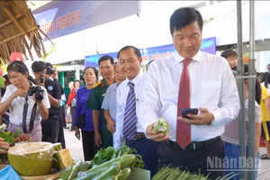 Đồng chí Võ Phan Thành Minh, Bí thư Đảng ủy phường Mỹ Ngãi cùng đại biểu, bà con nhân dân tham quan, trải nghiệm mặt hàng nông sản dán mã QR truy xuất nguồn gốc.