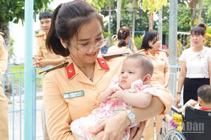 Hội Phụ nữ cơ sở Phòng Cảnh sát giao thông, Công an tỉnh Đồng Tháp thăm, tặng quà trẻ em tại Trung tâm Bảo trợ xã hội tỉnh Đồng Tháp.