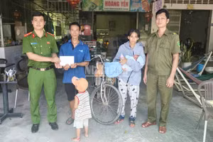 Công an xã Bình Hàng Trung hỗ trợ gia đình chị Trần Thị Cẩm Duyên. (Ảnh: Công an cung cấp)