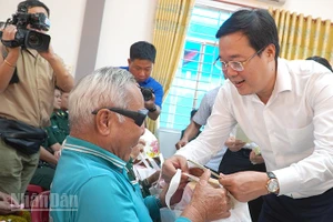 Ủy viên Trung ương Đảng, Phó Bí thư Thường trực Thành ủy Thành phố Hồ Chí Minh Lê Quốc Phong trao quà tặng người dân xã Tân Hồng.