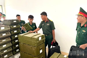 Đoàn công tác kiểm tra kho vũ khí của đơn vị.