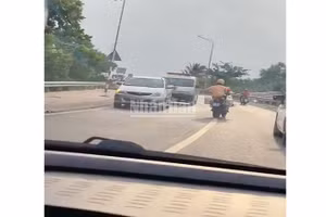 Cảnh sát giao thông Ngô Văn Tuấn Linh, dẫn đường cho tài xế Nguyễn Thanh Xuân chở bệnh nhân kịp thời đến bệnh viện cấp cứu. (Ảnh cắt từ clip)