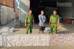 Lực lượng công an Đồng Tháp bắt quả tang Trần Quốc Khải vận chuyển thuốc lá điếu ngoại nhập lậu.