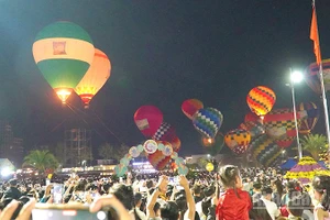 Du khách đứng chật cả quảng trường và các lối đi để được xem thả khinh khí cầu.