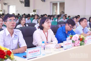 Cán bộ, giảng viên, sinh viên tại buổi họp mặt. 