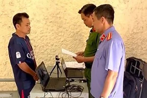 Cơ quan Cảnh sát điều tra và Viện Kiểm sát thi hành quyết định khởi tố bị can và lệnh tạm giam đối với Nguyễn Tấn Mảnh. (Ảnh: Công an Đồng Tháp)