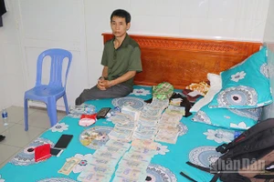 Đối tượng Đỗ Đình Mai cùng tiền và trang sức trộm được.