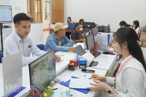 Người dân đến làm thủ tục hành chính tại Trung tâm phục vụ hành chính công phường Mỹ Ngãi, tỉnh Đồng Tháp. (Ảnh: HỮU NGHĨA)