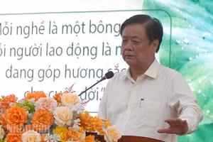 Tác giả Lê Minh Hoan tại buổi ra mắt sách "Mỗi nghề một bông hoa".