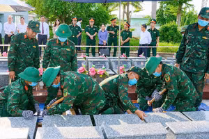 Lấy mẫu hài cốt liệt sĩ tại Nghĩa trang liệt sĩ Châu Thành.