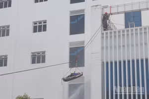 Lực lượng cứu nạn cứu hộ tiếp nhận và đưa người bị nạn xuống đất an toàn trong tình huống giả định xảy ra cháy tại tòa nhà điều hành.