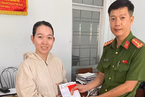 Công an xã Lai Vung trao trả tài sản cho chị Nguyễn Thị Ngọc An.