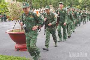 Thực hành cơ động ra khu căn cứ chiến đấu giả định.