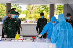 Lực lượng chuyên môn thực hiện lấy mẫu sinh phẩm.