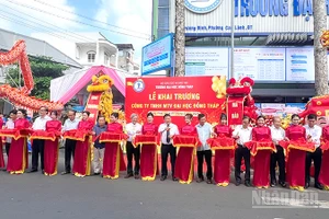 Nghi thức cắt băng khai trương.
