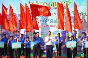 Phó Chủ tịch Ủy ban nhân dân tỉnh Đồng Tháp Huỳnh Minh Tuấn trao cờ lệnh phát động Tháng Thanh niên năm 2026 cho Bí thư Tỉnh đoàn Đồng Tháp Lê Hoàng Quyết.