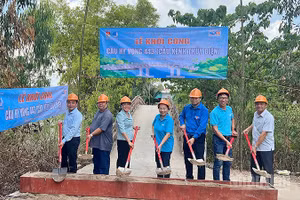 Nghi thức lễ khởi công xây dựng cầu giao thông nông thôn tại tỉnh Đồng Tháp.