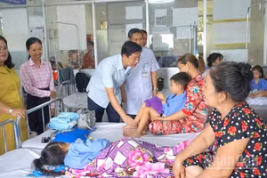 Phó Chủ tịch Ủy ban nhân dân tỉnh Đồng Tháp Huỳnh Minh Tuấn thăm, động viên học sinh đang điều trị tại Bệnh viện đa khoa Sa Đéc.