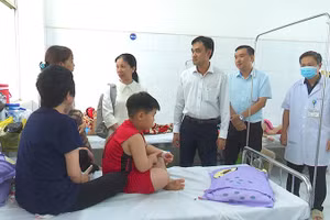 Tại Bệnh viện đa khoa Sa Đéc, lãnh đạo phường Sa Đéc thăm hỏi, động viên tình hình sức khỏe học sinh Trường tiểu học Kim Đồng nghi bị ngộ độc thực phẩm (Ảnh: VĂN ĐẤU).