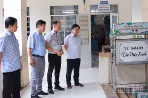 Nguyên Phó Chủ tịch Quốc hội Lê Minh Hoan tham quan các mô hình học tập tại Trường tiểu học Mỹ An 2.
