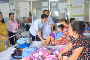 Phó Chủ tịch Ủy ban nhân dân tỉnh Đồng Tháp Huỳnh Minh Tuấn thăm, động viên học sinh đang điều trị tại Bệnh viện đa khoa Sa Đéc. (Ảnh: VĂN ĐẤU)