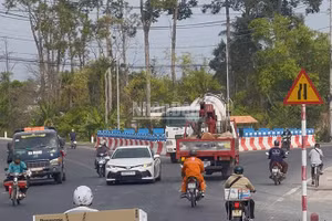 Nguy cơ mất an toàn giao thông tại vị trí nút giao giữa Quốc lộ 30 cũ và tuyến tránh Quốc lộ 30 tại chân cầu Phong Mỹ.