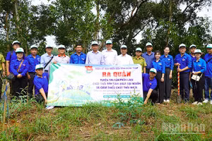 Đại biểu trong buổi ra quân tham gia hoạt động trồng cây xanh, phát quang và dọn vệ sinh môi trường.