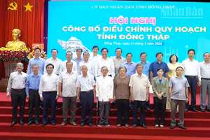 Các đại biểu dự hội nghị chụp ảnh lưu niệm.