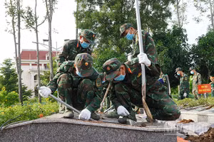 Lực lượng chức năng tiến hành khai quật để lấy mẫu hài cốt liệt sĩ. (Ảnh: HỮU NGHĨA)