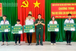 Đại tá Nguyễn Thanh Hòa, Chỉ huy trưởng Ban Chỉ huy Bộ đội Biên phòng tỉnh Đồng Tháp trao học bổng tặng học sinh. (Ảnh: HÒA BÌNH)