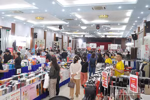Sự kiện khuyến mại hàng hiệu “Cao Lãnh Mega Sale 2026” tại phường Cao Lãnh, tỉnh Đồng Tháp thu hút nhiều người dân đến mua sắm. (Ảnh: HỮU NGHĨA)