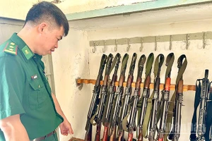 Đoàn công tác kiểm tra tủ súng của đơn vị.