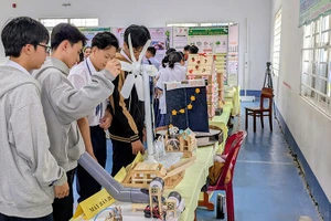 Học sinh Đồng Tháp tham quan sản phẩm sáng tạo khởi nghiệp.