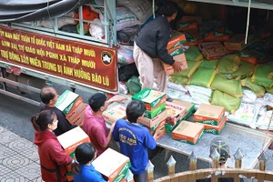 Ủy ban Mặt trận Tổ quốc Việt Nam và các tổ chức chính trị-xã hội xã cùng Ban Trị sự Phật giáo Hòa Hảo xã Tháp Mười vận chuyển quà lên xe hỗ trợ đồng bào miền trung.