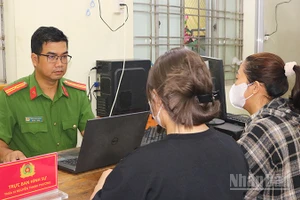 Chị L.T.A.N. và con gái tại cơ quan công an.