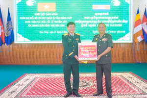 Đại tá Cao Văn Thảo, Phó Chính ủy Bộ Chỉ huy Quân sự tỉnh Đồng Tháp tặng quà Tiểu khu Quân sự tỉnh Prey Veng.