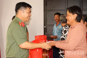 Đại tá Ngô Xuân Phú, Phó Cục trưởng Cục An ninh nội địa, Bộ Công an trao các phần quà tặng người dân có hoàn cảnh khó khăn của xã Tân Hộ Cơ.