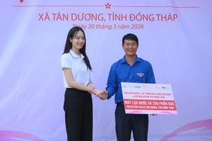 Hoa hậu quốc tế 2024 Huỳnh Thị Thanh Thủy trao tặng công trình máy lọc nước tại xã Tân Dương, tỉnh Đồng Tháp.