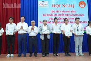 Trao học bổng Nguyễn Sinh Sắc của Quỹ Khuyến học Nguyễn Sinh Sắc.
