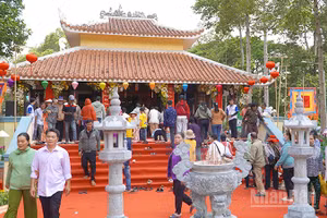 Khách thập phương viếng, thắp hương tại Miếu Bà Chúa Xứ Gò Tháp.