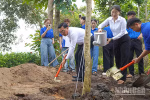 Đại biểu và các bạn đoàn viên, thanh niên đã ra quân trồng cây xanh tại Khu di tích lịch sử căn cứ Huyện ủy (Tràm Dơi).