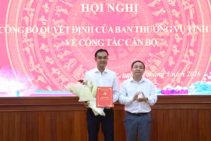Phó Bí thư Thường trực Tỉnh ủy, Chủ tịch Ủy ban Mặt trận Tổ quốc Việt Nam tỉnh Đồng Tháp Phan Văn Thắng trao quyết định và tặng hoa chúc mừng Bí thư Đảng ủy phường Sa Đéc Nguyễn Văn Vũ Minh.