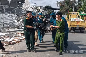Hỗ trợ người dân khắc phục hậu quả do dông lốc.